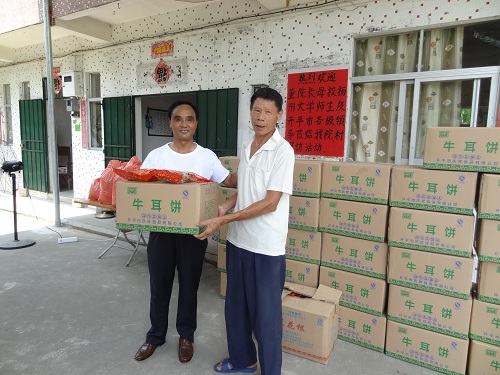 王远龙老师向玲珑医院捐赠物资